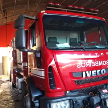 118510 Bombeiros atendem incêndio em comércio de bebidas