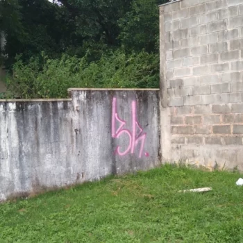 122819 Infratores são flagrados pichando muro do Fórum