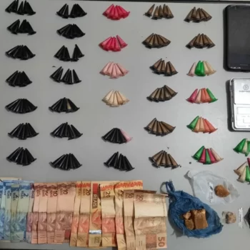 124135 Polícia Militar prende dois por tráfico no bairro Luís Spina
