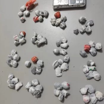124562 Suspeito foge e abandona maconha no bairro Henriqueta