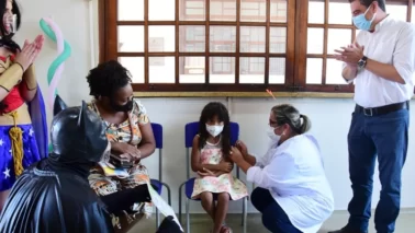 Cidade abre vacinação infantil contra Covid e prefeita convoca pais