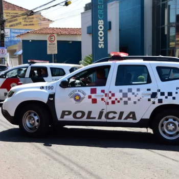 123990 Empresário é assaltado em frente agência bancária