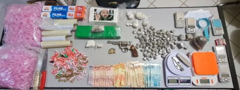 TRÁFICO motrar as drogas e o material apreendido