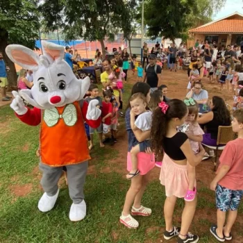 123916 Sede gremista recebe coelho da Páscoa