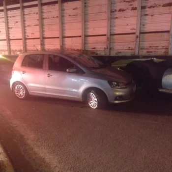 124090 Acidente envolve carreta e carro em rotatória