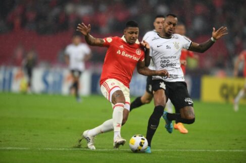 E773B2C7_F67F_47EA_ACB8_4ADF2EB92CD2 Corinthians busca empate com o Internacional e segue na liderança