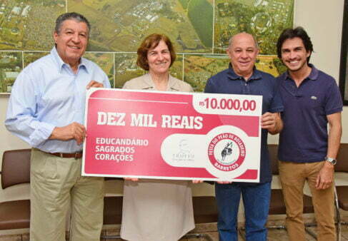 cheque Associação Os Independentes faz doação do Troféu para entidade