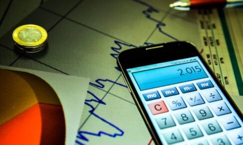Inflação que calcula reajuste do salário mínimo fica em 4,84% Inflação que calcula reajuste do salário mínimo fica em 4,84%