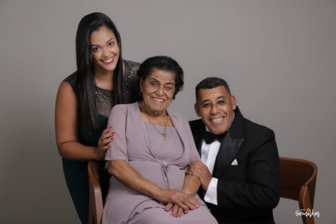 Foto de porta retrato e que demonstra toda alegria do momento. Dia de muito amor e gratidão pelo aniversário da matriarca Terezinha de Jesus Souza que completa os 91 anos. Os parabéns são do filho Fernando, neta Ana Carolina, demais familiares e amigos. Felicidades!! Feliz 91 anos