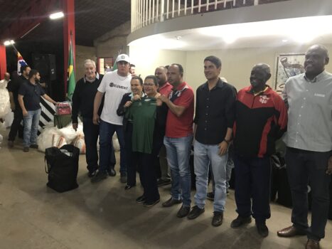 Prefeita Paula Lemos durante a solenidade fazendo a entrega do material esportivo para os diretores do time do Barretos II ENTREGA DE MATERIAIS ESPORTIVOS