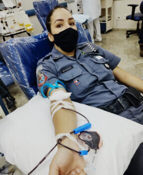 Soldado PM Letícia durante doação no Hemonúcleo do Hospital de Amor em Barretos doação