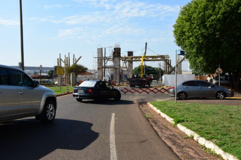 capa Construção de pórtico afeta trânsito na entrada da cidade