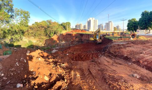 Reconstrução de ponte destruída pelas chuvas tem recursos da Defesa Civil estadual Ponte de ligação entre bairros tem obras iniciadas