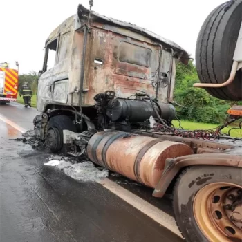 106463 Bombeiros apagam incêndio em caminhão na Faria Lima
