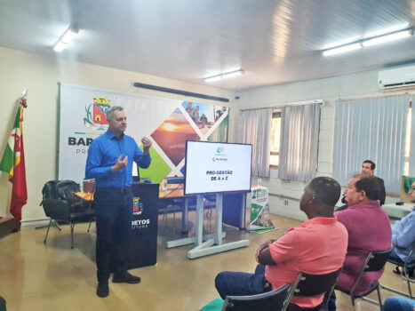 Herickson Rangel durante curso para servidores municipais Curso gratuito sobre Previdência Municipal na Câmara barretense