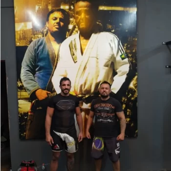 115104 Lutador de MMA com passagem pelo UFC visita centro de lutas em Barretos