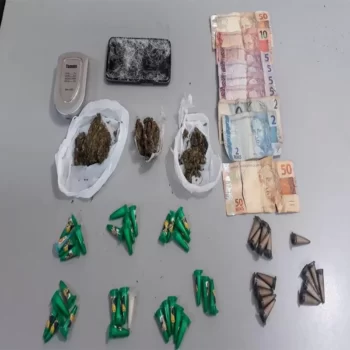 96189 Adolescente surpreendido vendendo drogas no bairro Santa Helena