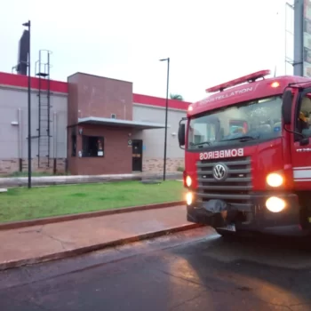 118301 Bombeiros apagam incêndio no Burger King em Barretos