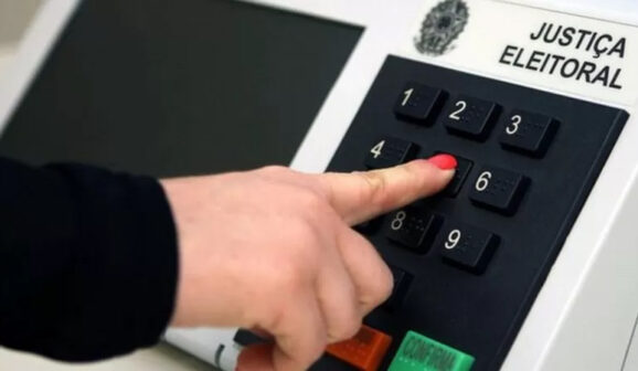 A ordem de votação na urna eletrônica é padronizada em todo o país: deputado federal, deputado estadual, senador (primeira vaga), senador (segunda vaga), governador e presidente da República