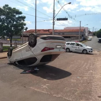 91131 Carro capota após colisão nas proximidades da área central