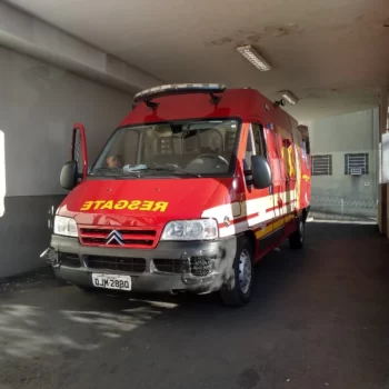 115377 Colisão entre carro e moto deixa duas pessoas feridas