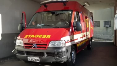 Colisão entre carro e moto deixa duas pessoas feridas