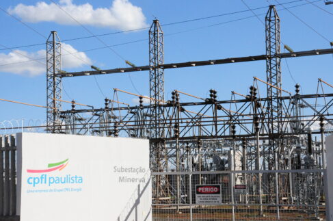 Empresa alertou sobre riscos de acidentes e interrupção de energia Alerta para acidentes com pipa na rede elétrica em Barretos