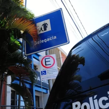110049 Aposentado entrega cartões de crédito para golpista