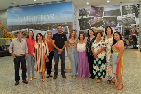 Integrantes da ALAB (Academia de Letras e Artes de Barretos) comemoram o sucesso da exposição “Barretos a nossa terra”, do acadêmico e fotógrafo, André Monteiro. A mostra foi inaugurada oficialmente no domingo (7), no North Shopping, permanece aberta ao público durante o ano todo e se tornou um ponto turístico da cidade. Visite! ALAB celebra exposição de André Monteiro