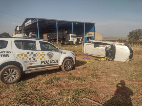 Veículo Toyota Sw4 lotado de tabletes de maconha capotado no pasto TRAFICO