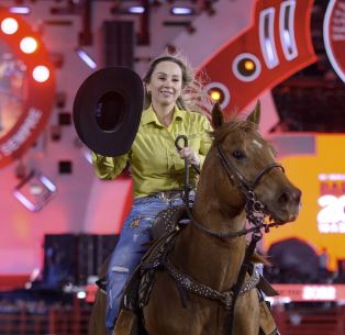 Três Tambores Após as 10 amazonas finalistas passarem pelo circuito na Arena de Barretos, o destaque ficou para a competidora Nayara Della Rovere Gonçalves Costa da cidade de Fernandópolis/SP, que montando o cavalo Shine On Cash, fez o tempo de 18.184 segundos.