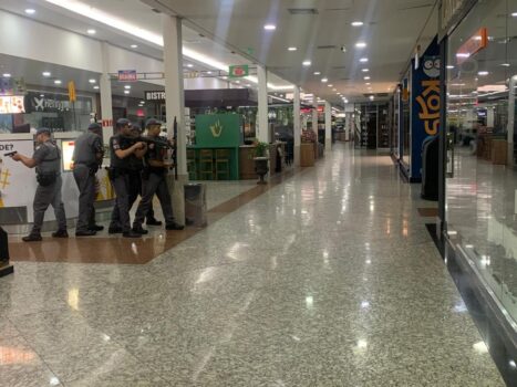 Policiais militares durante treinamento no shopping de Barretos Polícia Militar simula caso de roubo em treinamento no shopping