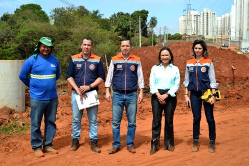 Assessoria Prefeitura VISITA: Prefeita Paula Lemos acompanhou a inspeção da equipe da Defesa Civil na obra Defesa Civil inspeciona reconstrução em ponte que liga bairros