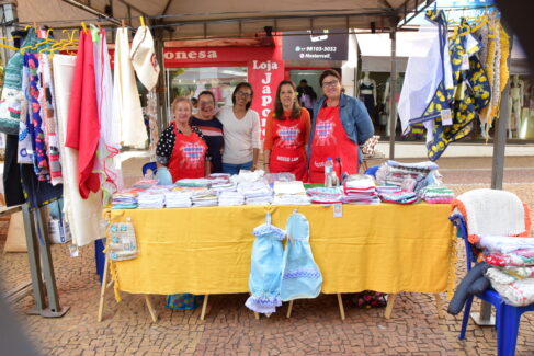 : Voluntárias da Casa atuam no bazar no calçadão da rua 20 Bazar de artesanato ajuda Casa Assistencial Nosso Lar