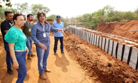 SAAE: Graça Lemos e engenheiros fizeram visita técnica na obra Visita técnica define detalhes para ligação de esgoto em ponte