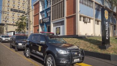 Uma mulher de 39 anos, que é tutora de um cachorro sem raça definida, com dois anos de idade esteve na Delegacia para registrar um boletim de ocorrência de atropelamento do animal.