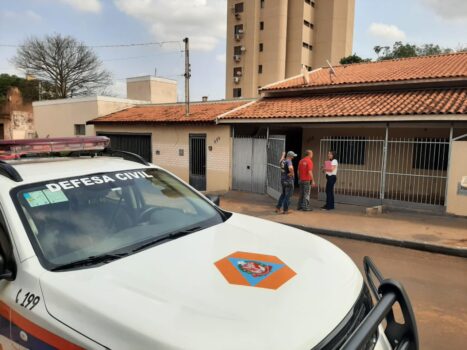 Imóvel Na tarde desta quinta-feira (15), o secretário de Defesa Civil, Elson Santos, acompanhado de um engenheiro da Secretaria de Obras e da chefe de gabinete da secretaria de Assistência Social, realizou vistoria em quatro imóveis interditados após os estragos causados pelo temporal que atingiu a cidade no dia 6 de janeiro.