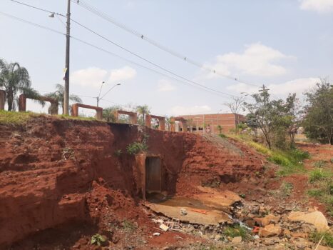 Mais Parque (4) No início deste ano, o temporal que atingiu a cidade de Barretos, também gerou uma erosão na lateral na ponte que dá acesso ao bairro Mais Parque, pela rua C-30.