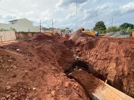 Chuva interfere em obra na ponte que liga bairros Chuva interfere em obra na ponte que liga bairros