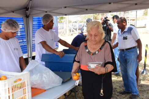 Bom Prato A população residente no bairro Gonçalves e imediações, estão sendo atendidas pelo caminhão do Bom Prato Móvel, que está servindo 300 refeições por dia, no horário do almoço.
