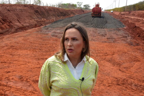 Prefeita Paula Na manhã desta quarta-feira (21), a prefeita Paula Lemos, ao lado do secretário de Obras, Raul Paganelli, visitou as obras da vicinal Barretos-Jaborandi, que está em andamento no trecho de 19,2 km entre os dois municípios.