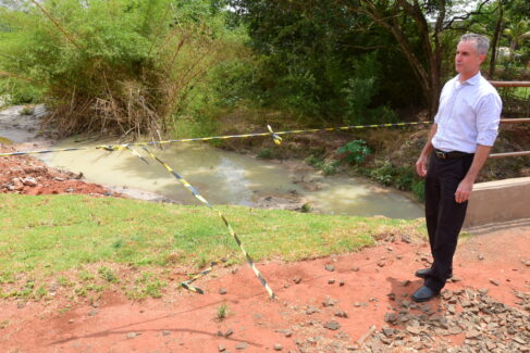 TIN_6979 O morador da Estrada das Palmeira, localizada no final da avenida 43, Fábio Pires Simões, demonstrou preocupação com as condições que se encontra o córrego e nascentes existentes no trecho que dá acesso as chácaras existentes.