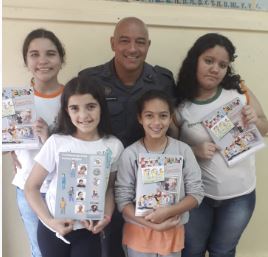 Alunos PROERD Os instrutores do PROERD (Programa Educacional de Resistência às Drogas) cabos Marcos Mariano e Paula Brito estão atuando na formação e conscientização das crianças do 5º Ano.