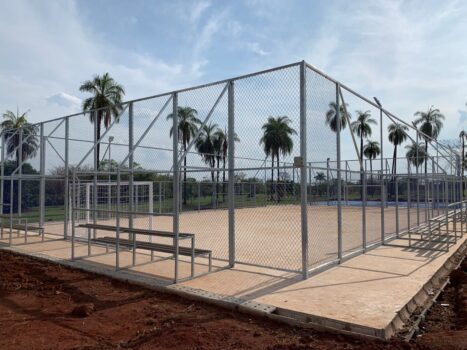 Areninha As obras de construção da Areninha, que está sendo construída na Avenida MP 5 – Belisário Rosa Leite, no bairro Mais Parque, já teve a estrutura do piso e alambrados instalados no local.