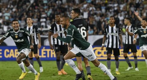 Palmeiras e Botafogo De virada, Palmeiras vence e mantém liderança isolada