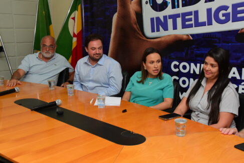 TIN_0258 Durante a reunião, a prefeita recebeu informação dos representantes do loteamento que os reparos serão realizados no mês de novembro, com um investimento em torno de R$ 1,5 milhão.