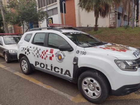 PM apresentou o flagrante no Plantão Policial em Barretos Os policiais militares cabos Iara e Alex Sandro, conduziram ao Plantão Policial de Barretos, na madrugada desta segunda-feira (16), às 05h29, um homem e uma mulher que estavam em veículo Gol