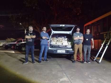 Equipe da Polícia Civil de Colina com parte da droga encontrada no ônibus (Luís Nascimento) POLICIA