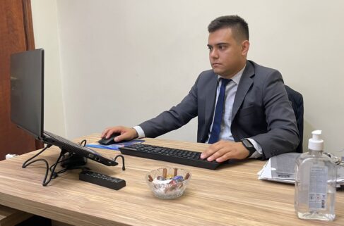Kevin Um casal de Barretos que foi preso pela Polícia Militar por tráfico de drogas em 2020, após denúncia anônima e arrombamento do imóvel, foi colocado em liberdade após decisão do Superior Tribunal de Justiça.