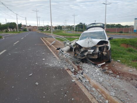 Carro após choque contra poste na avenida das Nações no City Barretos Acidente